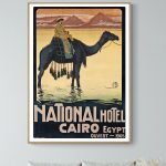 Affiche vintage représentant Biskra, la reine des Zibans, avec un désert et des montagnes en arrière.