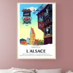 Affiche vintage illustrant l'Alsace avec trains, maisons traditionnelles et paysage alsacien. Parfai.