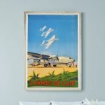 Affiche vintage de l'Armée de l'Air avec avions militaires sur fond bleu.