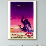 Affiche vintage Scandinavia SAS avec avion et paysage coloré.