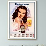 Affiche vintage Heineken avec femme souriante tenant une bière.