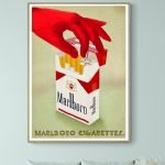 Pochette de cigarettes Marlboro avec une main gantée rouge attrapant une cigarette.