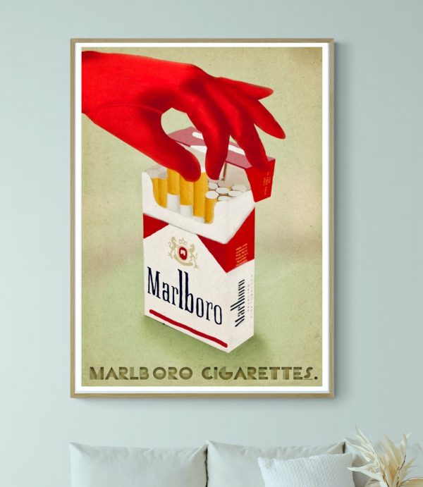 Pochette de cigarettes Marlboro avec une main gantée rouge attrapant une cigarette.