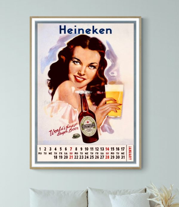 Affiche vintage Heineken avec femme souriante tenant une bière.