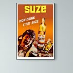 Affiche vintage pour la boisson Suze avec un personnage amusant et une bouteille emblématique.