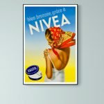 Affiche vintage Nivea, femme avec foulard rouge, promotion crème solaire.