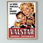 Affiche vintage de bière Valstar, mettant en avant une famille heureuse dégustant une bière artisana.