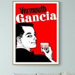 Affiche vintage Gancia Vermouth avec homme tenant un verre de vermouth rouge.