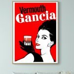 Affiche vintage Vermouth Gancia avec femme élégante et verre à cocktail.