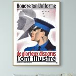 Affiche vintage de style militaire avec un soldat en uniforme bleu et un casque, hommage à l'uniform.