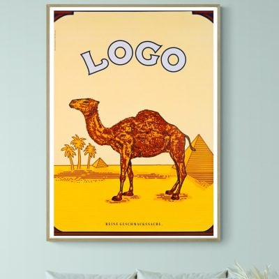 Affiche vintage avec un chameau dans un décor désertique, style rétro.