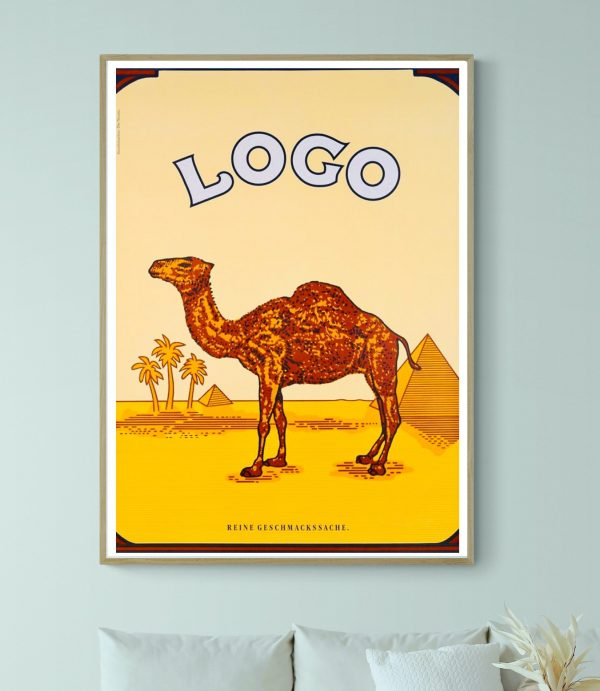 Affiche vintage avec un chameau dans un décor désertique, style rétro.