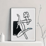 Affiche vintage d'une femme stylisée en noir et blanc, avec touches de bleu, dans un style minimalis.