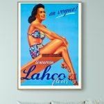 Balcon vintage avec femme en maillot coloré.