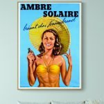Affiche vintage Ambre Solaire avec femme en chapeau soleil.