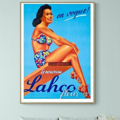 Balcon vintage avec femme en maillot coloré.