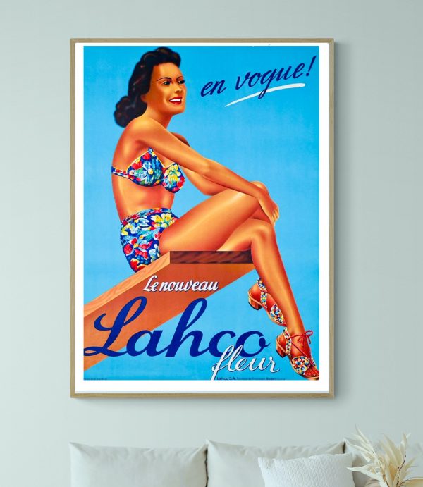 Balcon vintage avec femme en maillot coloré.