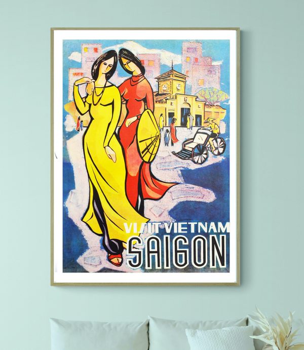 Affiche vintage de Saigon avec deux femmes en robes colorées et scène urbaine.