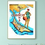 Affiche vintage Quiberon, Bretagne, avec une femme en maillot de bain sur la plage.
