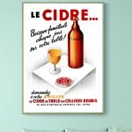 Affiche vintage de cidre avec bouteille et verre, promotion pour une boisson familiale quotidienne.