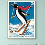 Affiche vintage représentant un pingouin skieur dans un paysage breton enneigé. Parfaite décoration.