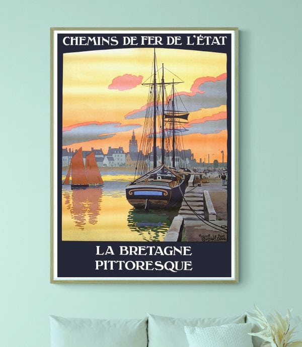 Affiche vintage représentant un bateau dans un port breton au coucher du soleil, avec paysages color.