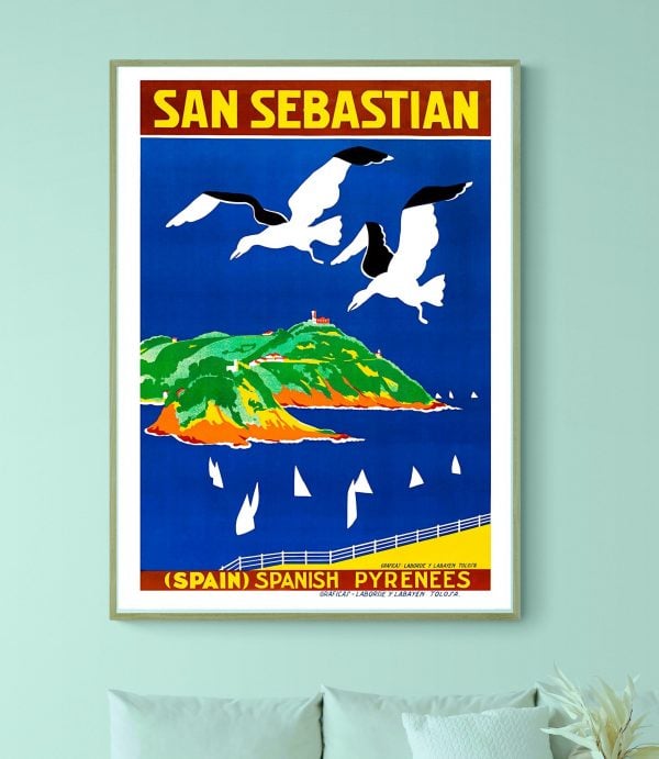 Affiche vintage de la fête de San Fermin à Pampelune, Espagne, avec mouettes en vol et paysage côtie.