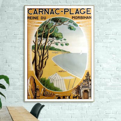 Affiche vintage de Carnac-Plage, plage bretonne avec arbres et mer.