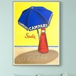Affiche vintage publicitaire Campari Soda sous un parasol bleu.