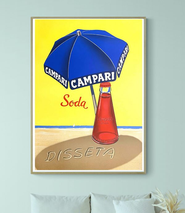 Affiche vintage publicitaire Campari Soda sous un parasol bleu.