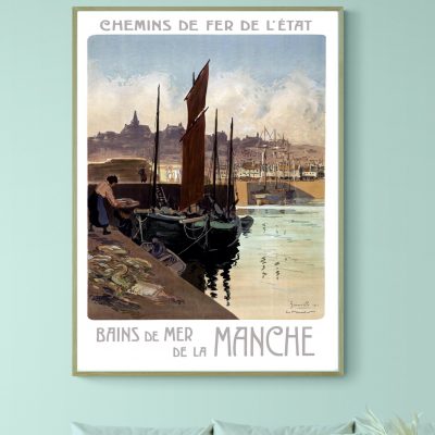 Affiche vintage de bateau à quai avec vue sur la mer et la ville en arrière-plan.