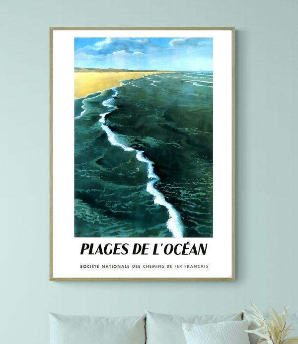 Affiche vintage représentant une plage océanique avec vagues et horizon lumineux. Parfaite pour déco.