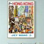 Affiche vintage de Hong Kong avec vue urbaine animée.