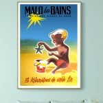 Balade rétro sur la plage avec affiche vintage Malou les Bains.
