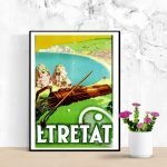 Affiche vintage représentant un paysage côtier avec un fusil et une affiche "ETRETAT" en gros caract.