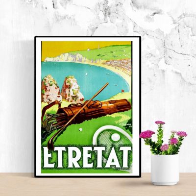 Affiche vintage représentant un paysage côtier avec un fusil et une affiche "ETRETAT" en gros caract.
