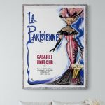 Affiche vintage de cabaret parisien La Parisienne, illustrant une femme élégante en costume de scène.