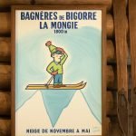 Affiche vintage représentant Bagnères de Bigorre, station de ski à 1800m, avec un skieur sur un pann.