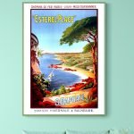 Affiche vintage représentant la station Estérel Place, entre mer et nature, avec un paysage coloré e.