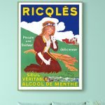 Affiche vintage Ricqlès, seul véritable alcool de menthe, avec une femme en costume vintage dans un.