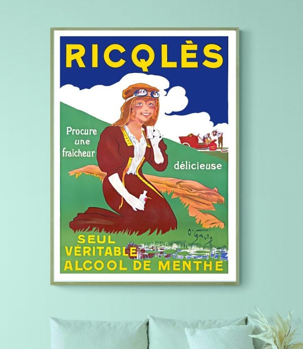 Affiche vintage Ricqlès, seul véritable alcool de menthe, avec une femme en costume vintage dans un.