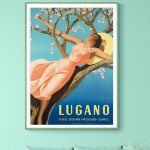 Affiche vintage de San Sebastian avec femme allongée sur un arbre en fleurs.