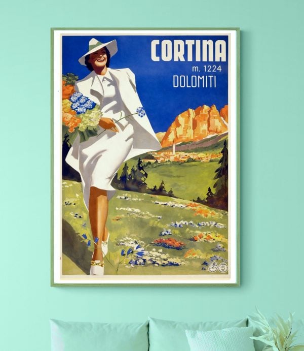 Affiche vintage de Cortina Dolomiti avec femme en robe blanche et paysage alpin.