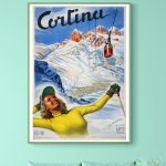 Affiche vintage de Cortina Dolomiti avec paysage de montagne enneigée et télécabine.