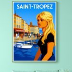 Affiche vintage de Saint-Tropez avec une femme blonde et le port en arrière-plan. Parfait pour décor.