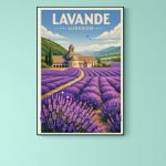 Affiche vintage Lavande Luberon, paysage coloré de champs de lavande avec église et montagnes en arr.