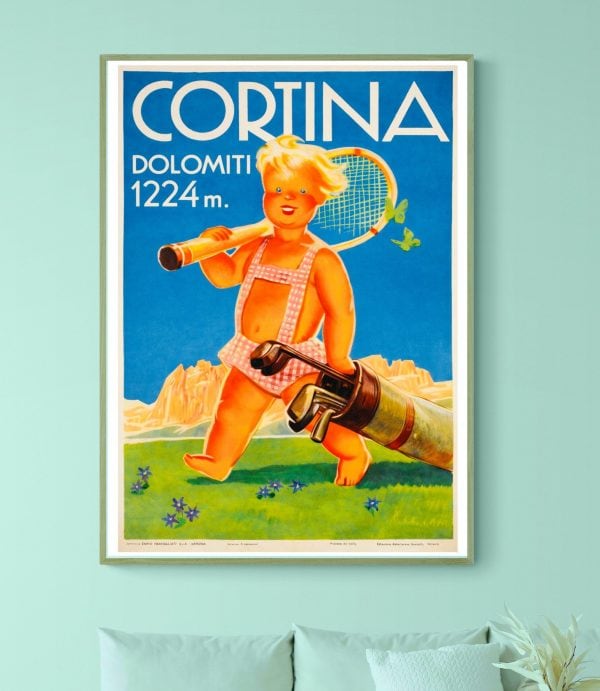 Affiche vintage de Cortina Dolomiti à 1224 m, illustrant une scène rétro avec un enfant jouant au te.