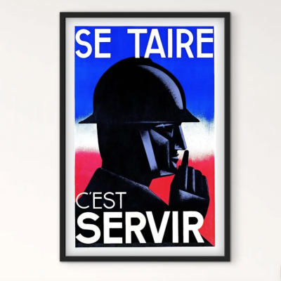 Affiche vintage française "Se taire c'est servir" représentant un soldat casqué portant son doigt devant la bouche, sur fond bleu, blanc et rouge.