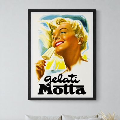 Affiche vintage Gelati Motta représentant une femme souriante dégustant une glace, avec un voilier en arrière-plan dans un style publicitaire italien rétro.