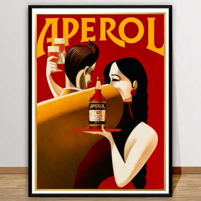 Affiche vintage Aperol représentant un couple élégant partageant un apéritif, dans un style Art Déco aux tons rouges, orangés et dorés, avec une bouteille d'Aperol au premier plan.